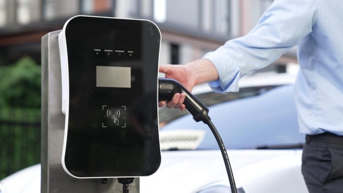 Recharger une voiture électrique sans abonnement : comment faire ?