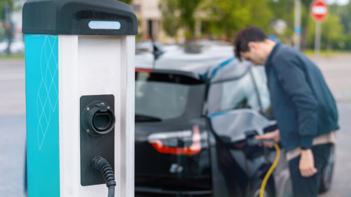 Recharger sa voiture électrique sur borne rapide ou à domicile : que choisir ?