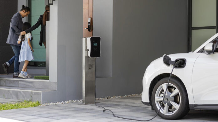 Installer une borne de recharge chez soi : prix, puissance et aides