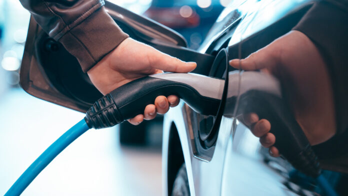 Prise Type 1 sur une voiture électrique : comment la recharger sur les bornes Type 2 ?
